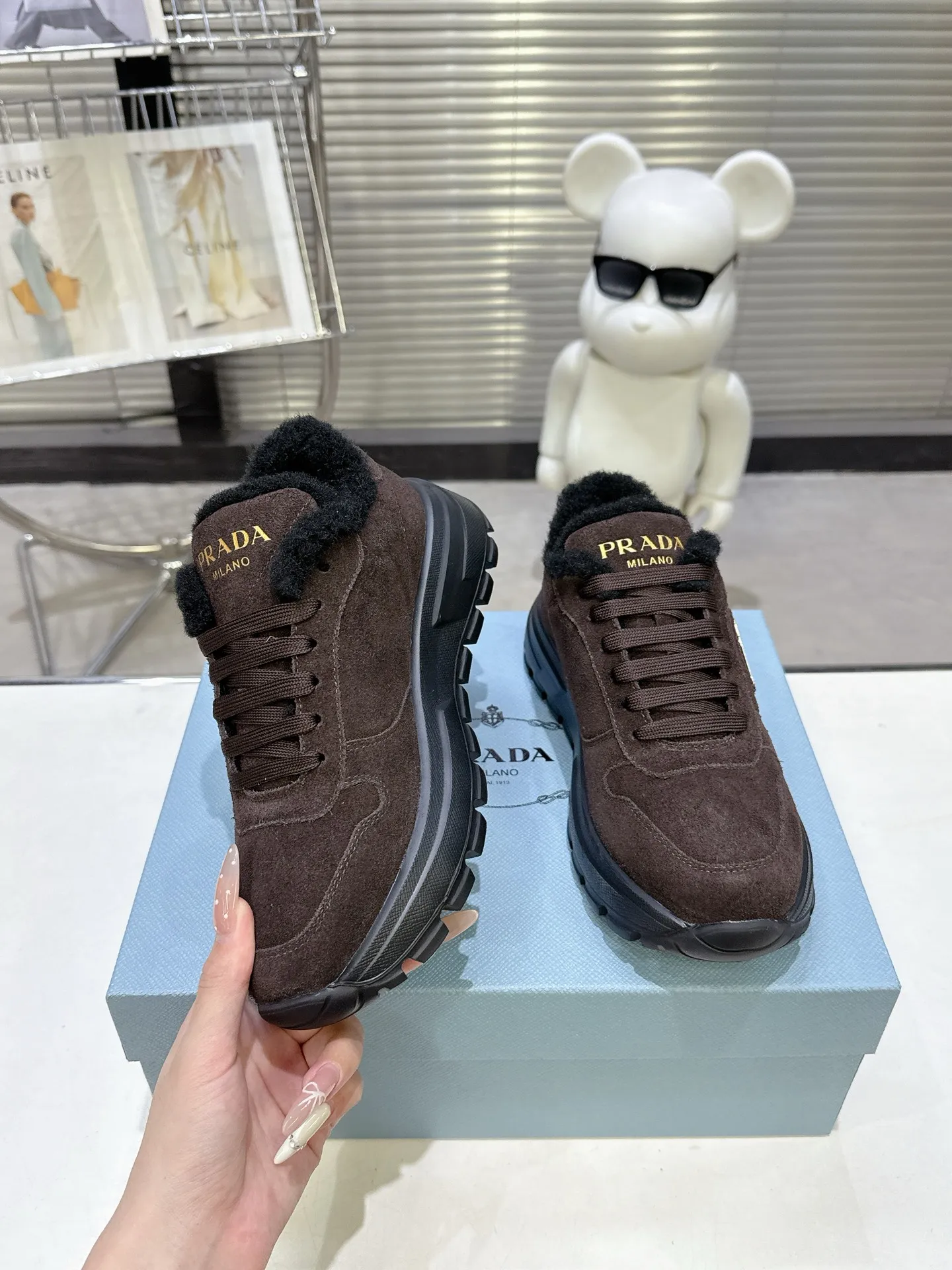 👟👟Ex-factory price 600👟👟 PRADA ²⁰²5 𝐬𝐬Prada’s new product comes with strength! ❣️Many Internet celebrities have the same style, fashionable and versatile nice items, original shoes are developed and purchased from Italian counters, and are reproduced 1:1 according to the original taste. This year’s theme is not to be defined, embodying texture through simplicity💛From thick-soled sneakers to zigzag short boots to 2025 flat shoes, everything reveals a sure-fire momentum... It combines gentleness and handsomeness, the finishing touch for women❤️ Wear-resistant and ultra-light two-color outsole. ⚛Size: Women's 35-40 ⚛Size: Men's 39-45 Original packaging accessories. ⚛